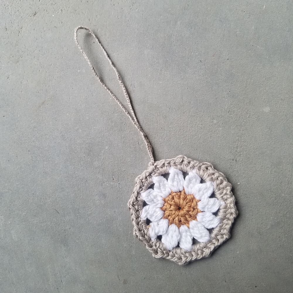 Handmade CROCHET Cotton Daisy Gift Tag, Ornament, Backpack Charm, 70's Retro - Picture 4 of 5